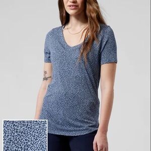 Athleta Breezy Scoop V Neck‎ Cheetah Print Tee Blue Size M